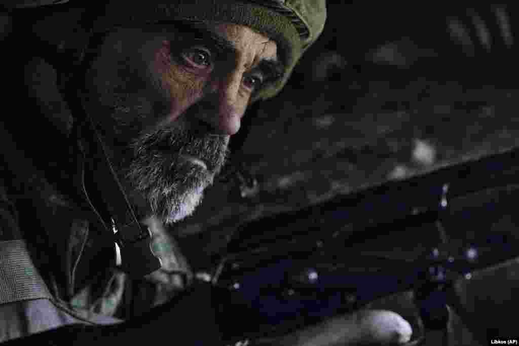 Ukrajinski vojnik 28. brigade zadržava svoj položaj u blizini fronta, 24. mart.