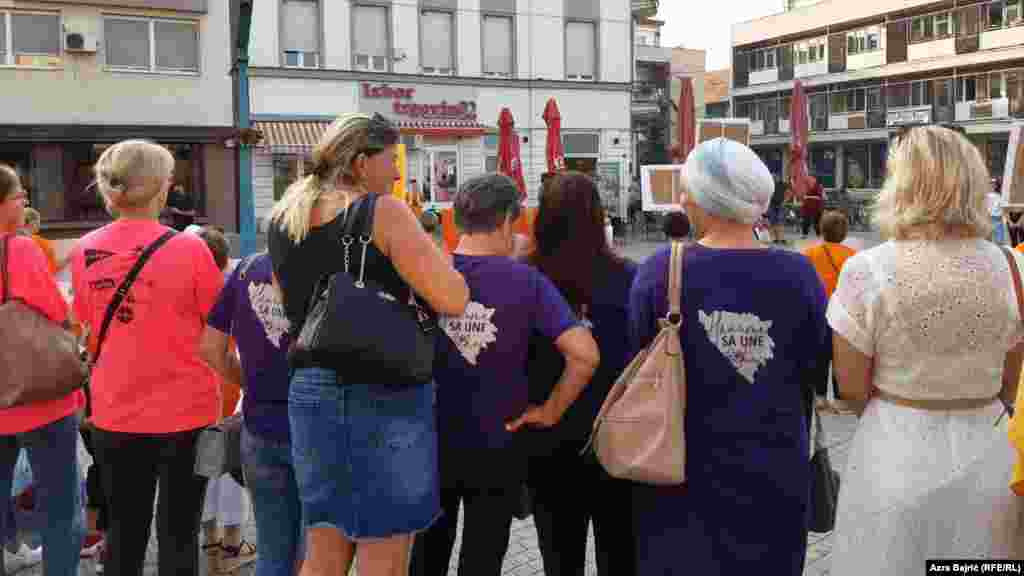 Raković kaže i kako je ova organizacija organizovala proteste i nakon što je njihovu sugrađanku Edinu Odobašić suprug Enis zadavio u centru tog grada. On se nakon toga objesio. Iza njih je ostalo maloljetno dijete.  