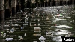 Plastične flaše u jako zagađenoj rijeci San Juan na Filipinima, juni 2021. 