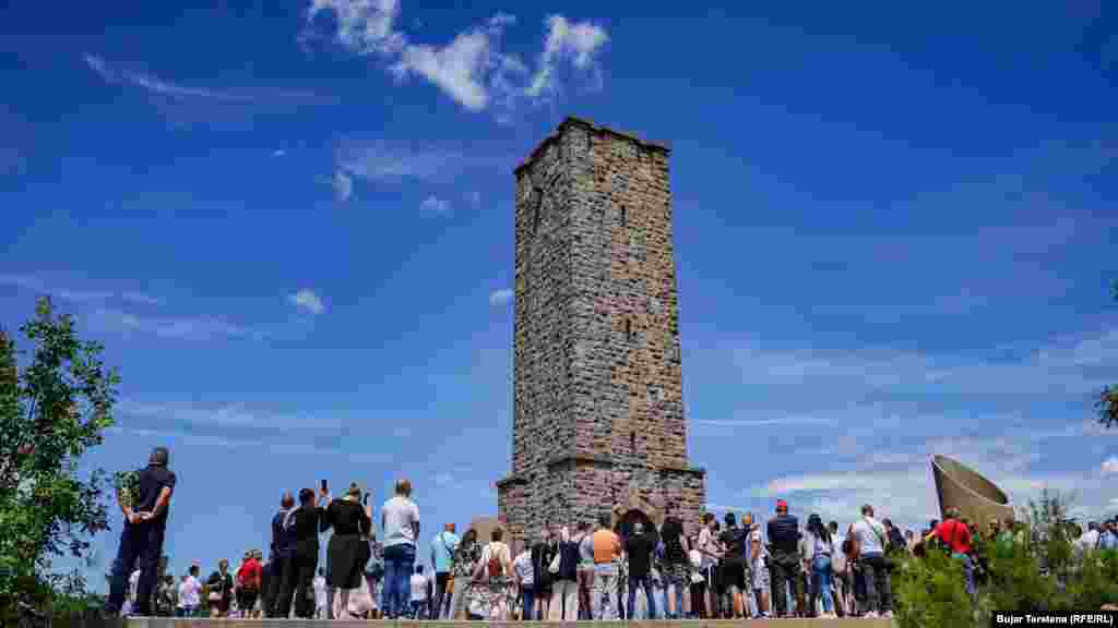 Bitka se odigrala na Vidovdan. Preklapanje istorijskog vojnog događaja i verskog praznika evoluiralo je u nacionalni dan sećanja za Srbe, koji simbolizuje versku odanost i nacionalni identitet, u čijem je središtu Kosovski boj.