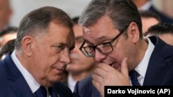 Predsednik Srbije Aleksandar Vučić (desno) sa predsednikom bh. entiteta Republika Srpska Miloradom Dodikom na Svesrpskom saboru u Beogradu, 8. juna 2024. 