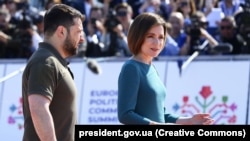 Președinta Maia Sandu, primindu-l pe președintele Volodimir Zelenski la summitul Comunității Politice Europene de la Castel Mimi, pe 1 iunie 2023 