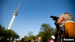 Ljudi ispred Avalskog tornja u Beogradu, 21. aprila 2010.