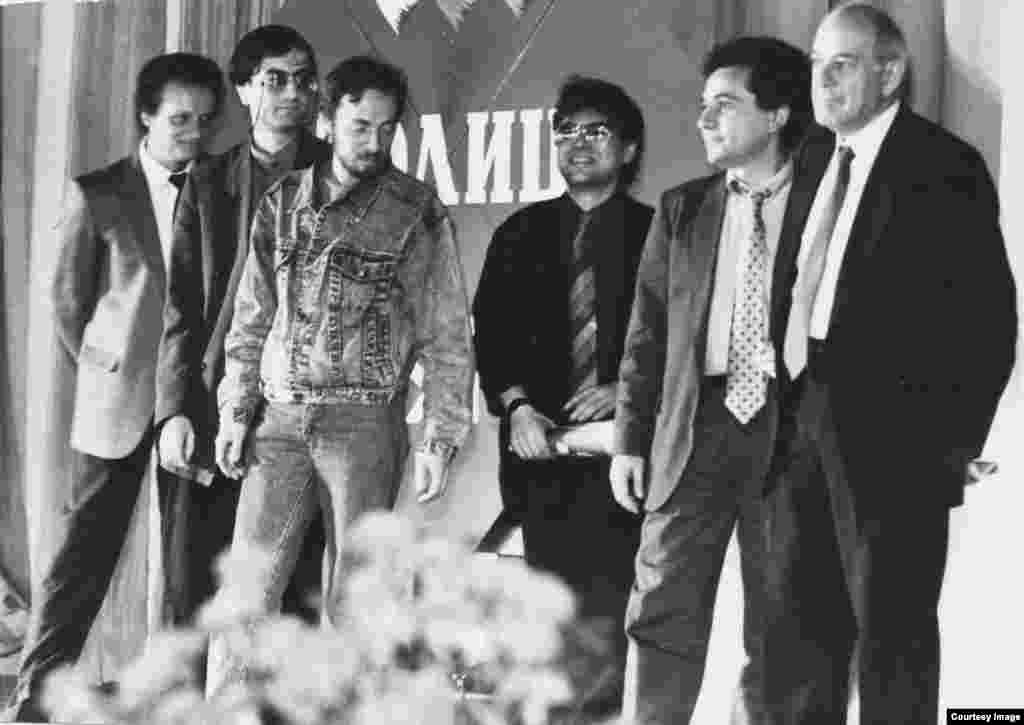 На вечере журнала "Столица" в Москве выступают журналисты "Свободы" Марк Дейч, Дмитрий Волчек, Михаил Соколов, Андрей Бабицкий, Савик Шустер, Владимир Матусевич, 2 сентября 1991 года