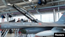 Ukrajinski predsjednik Volodimir Zelenski i danska premijerka Mette Frederiksen sjede u borbenom avionu F-16 u bazi Skrydstrup u Vojensu, Danska, 20. avgust 2023.