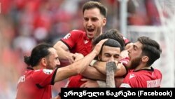 საქართველოს ეროვნული საფეხბურთო ნაკრები ჩეხეთთან მატჩში გიორგი მიქაუტაძის გოლს აღნიშნავს. 22 ივნისი, 2024 წელი.