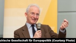 Govoreći o pitanju Zajednice opština sa srpskom većinom, Lene kaže da to "ne bi donijelo čuda" odnosima Kosova i Srbije, već bi deblokiralo proces evrointegracija obe zemlje.