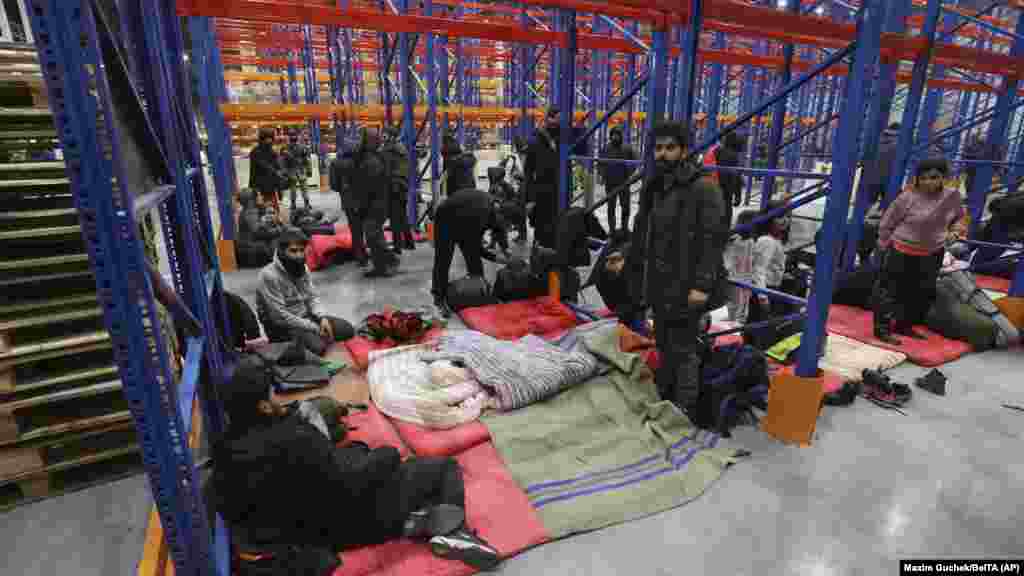 Migranti se spremaju da prenoće u logističkom centru na granici Bjelorusije i Poljske u blizini Grodna, Bjelorusija, 16. novembra 2021. Human Rights Watch optužio je bjeloruske vlasti da su proizvele krizu "bez obzira na ljudske posljedice".