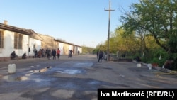 U napuštenim skladištima fabrike u Somboru boravi oko stotinak ljudi u pokretu.