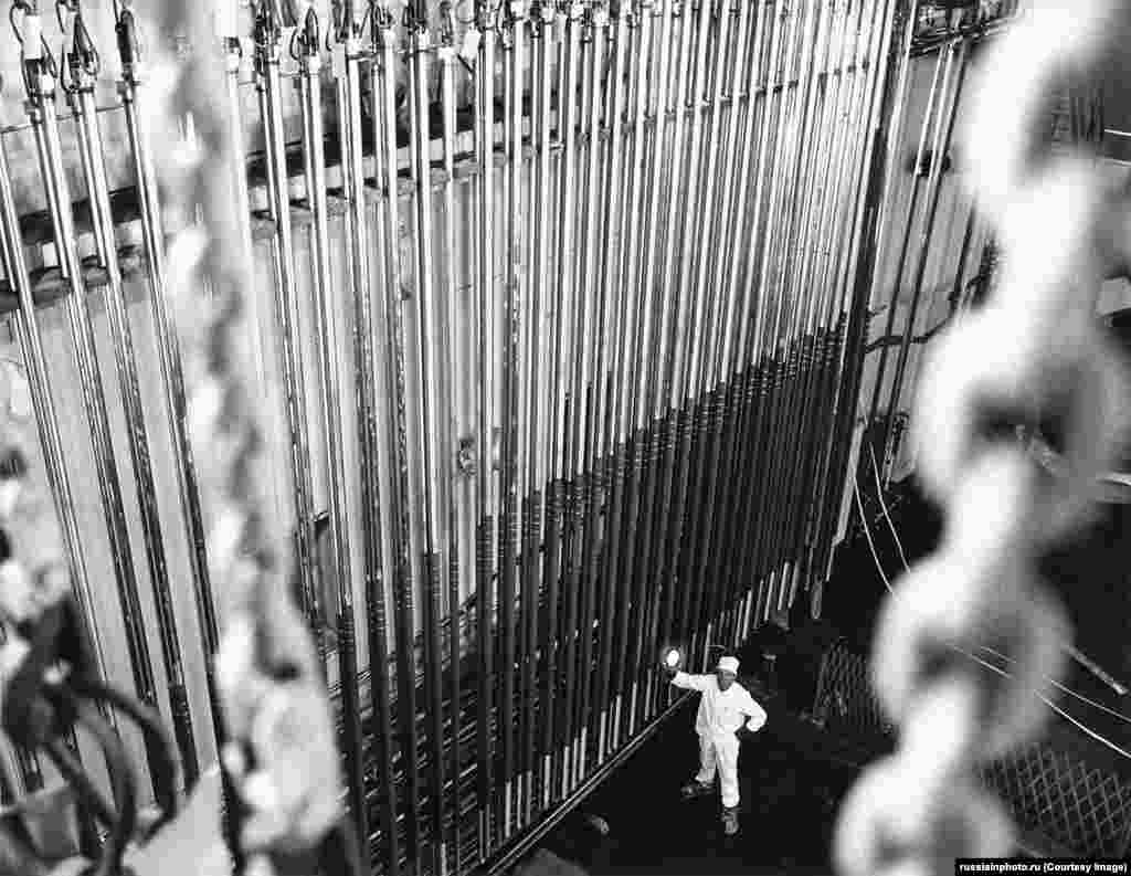 Neidentificirani dio nuklearne elektrane Obninsk snimljen 1970-ih godina. Elektrana je ostala u pogonu bez većih incidenata sve dok nije povučena iz pogona 2002. Uspjeh malog postrojenja bio je osnova za dizajn reaktora RMBK koji će biti u centru nekoliko sovjetskih nuklearnih elektrana, uključujući postrojenje u blizini Kijeva u sovjetskoj Ukrajini poznata kao Černobilska nuklearna elektrana.