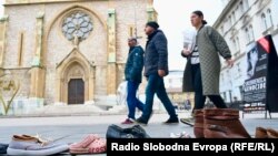 Riječ je o projektu "Stazom sjećanja 11 541..." u okviru kojeg je planirana i postavka 11.541 para cipela koje će simbolizovati korake građana Sarajeva koji su ubijeni tokom opsade.