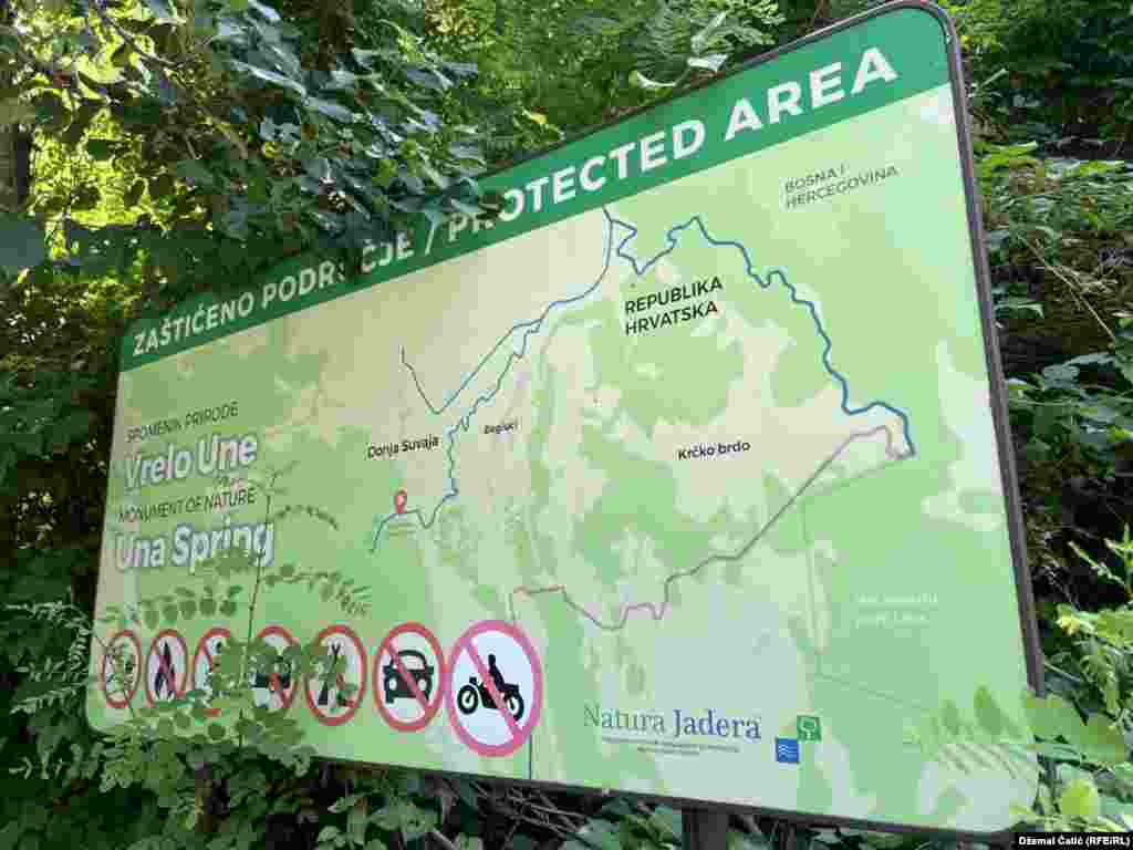 Tabla sa upozorenjem da je riječ o zaštićenom području i da je, između ostalog, zabranjen pristup motornim vozilima. 25. jula 2024.  
