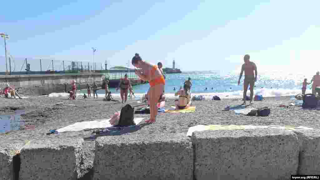 Единственный уголок на набережной Ялты, где можно увидеть купальщиков – этот небольшой галечный пляж. Он защищён от ветра бунами, а на гальку можно положить полотенце и нехитрые пожитки. Пожалуй, это единственное место на набережной, где можно увидеть туристов: местные жители тут в море не купаются