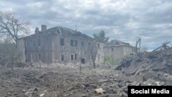 Російські військові регулярно з різних видів озброєння – ударними БПЛА, ракетами, КАБами, РСЗВ – атакують українські регіони. Наслідки атаки на місто Торецьк, 11 травня 2023 року, фото ілюстративне