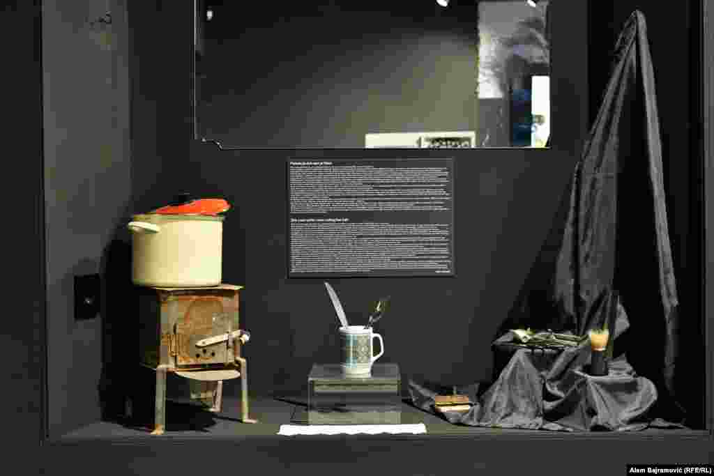 "Bilo ih je svih vjera, nije mi bilo bitno koga šišam", stoji između ostalog u ispovijesti Idrizagića uz predmete koje je koristio tokom šišanja, a koji su sada muzejski eksponati i podsjetnik na život pod opsadom.