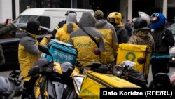 "ვოლტის" თანამშრომლებისთვის სოლიდარობის გამოსახატავად აქციაზე "გლოვოს" კურიერებიც მივიდნენ.