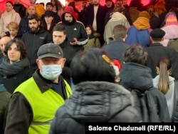 მეტრო "სადგურის მოედანი", საღამოს 7 საათი.