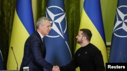 Šef NATO-a Stoltenberg s ukrajinskim predsjednikom Zelenskim u Kijevu, 20. april 2023. 