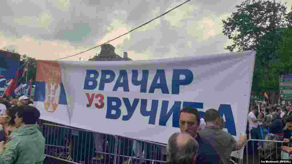 Transparent sa porukom &quot;Vračar uz Vučića&quot;: U ovoj beogradskoj opštini se 3. maja dogodio masakr u osnovnoj školi, u kojem&nbsp; je ubijeno devetoro dece i školski čuvar.