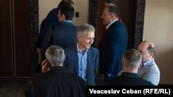 Inculpații în dosarul concesionării aeroportului așteaptă să înceapă ședința de judecată, 18 mai 2023.