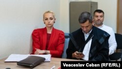 Marina Tauber și avocații Vadim Banaru și Sergiu Moraru, la una din ședințele preliminare.