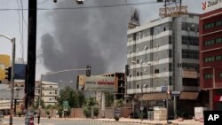 دود ناشی از درگیری‌های مسلحانه بین شبه‌نظامیان و ارتش سودان در یکی از محلات خارطوم