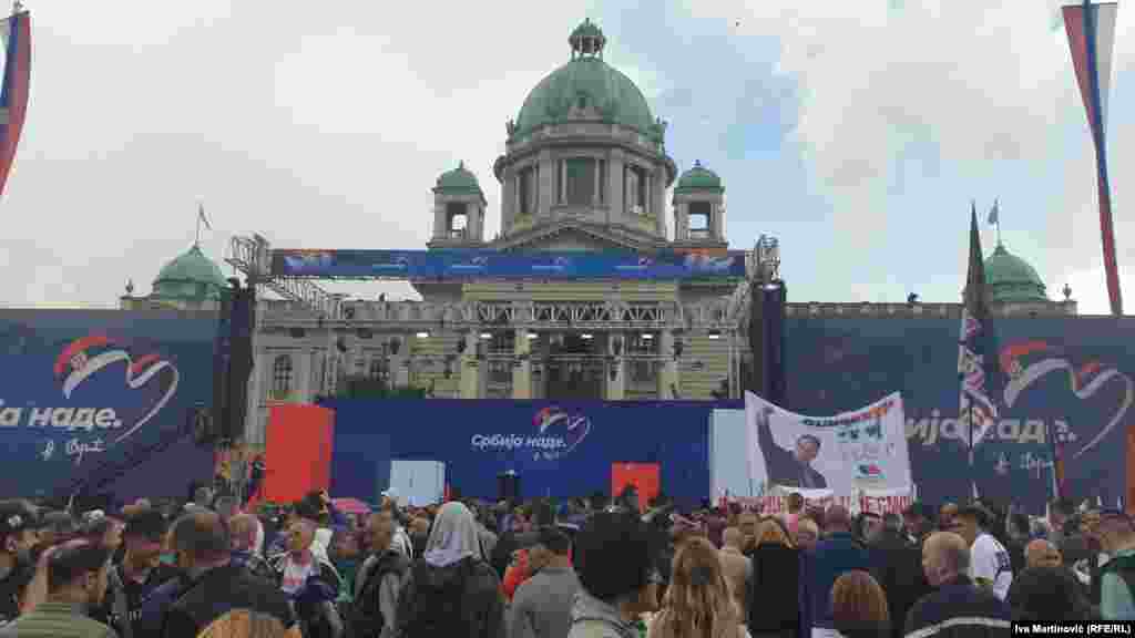 Radnici su binu za skup i ozvučenje postavljali danima uoči mitinga.