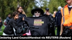 "Zaštiti aboridžinsko nasleđe" poruka je sa protesta aboridžinskih grupa 19. avgusta 2021. u Pertu protiv, kako su rekli, nedostatka detalja i konsultacija o novim zakonima o zaštiti nasleđa, nakon što je Rio Tinto uništio drevna pećinska skloništa u Juukan klisuri.