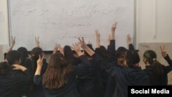 دانشآموزان دختر بدون حجاب اجباری در مدرسهای در ایران در بحبوحه اعتراضات «زن زندگی آزادی»