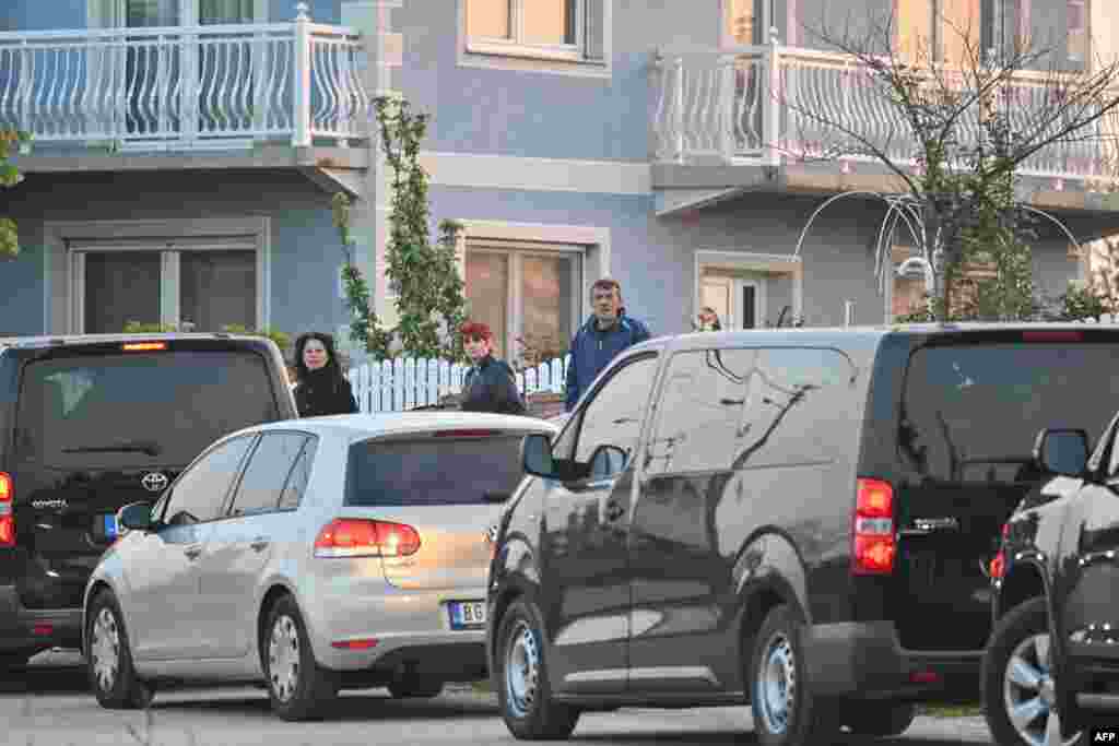 Meštani Dubone posmatraju celu situaciju.