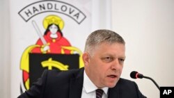 Slovački premijer Robert Fico govori na pres-konferenciji nakon sjednice vlade u gradu Handlova, Slovačka, 15. maja 2024.