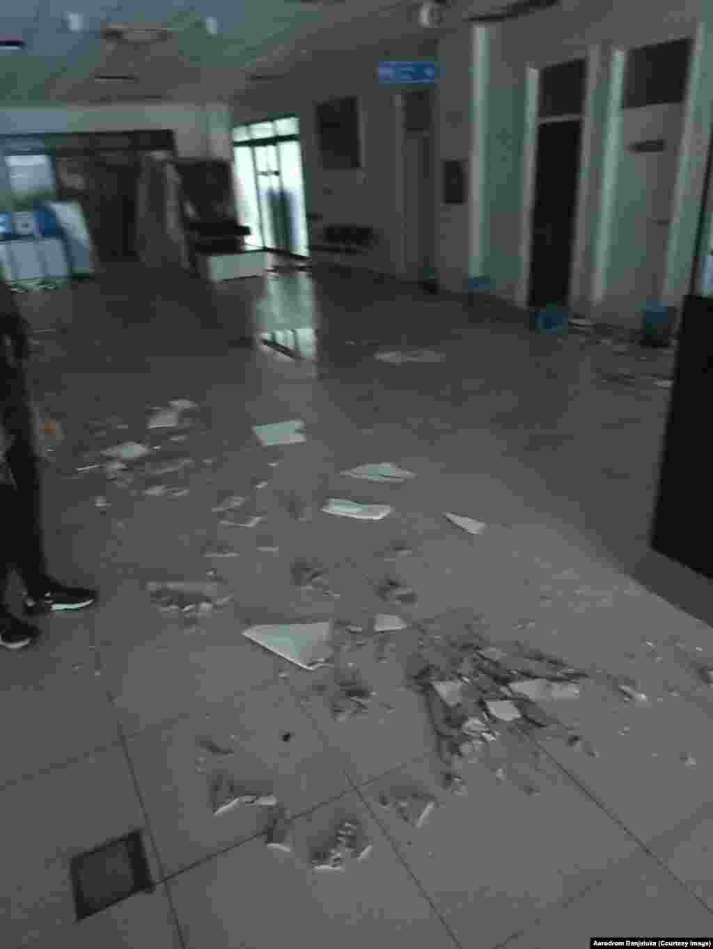 Zbog oštećenja na Aerodromu Banjaluka obustavljeni su svi letovi, rekla je za RSE Sanela Kasalović portparol aerodroma. Na slici je unutrašnjos aerodroma, 20. juli 2023.  