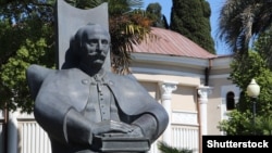 დიმიტრი გულიას ძეგლი სოხუმში