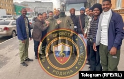 Strani regruti grupe "Orkestar" poziraju u Sankt Peterburgu.