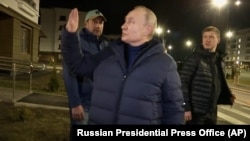 Президент России Владимир Путин в захваченном украинском Мариуполе