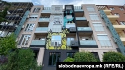 Мурал на зграда во скопски Капиштец, нацртан од Марјан Димиќ- Мачка, во 2018