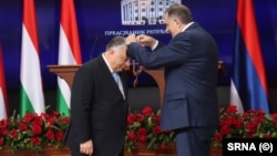 Predsjednik RS-a Milorad Dodik odlikuje premijera Mađarske Viktora Orbana u Banjoj Luci, 5. april 2024.