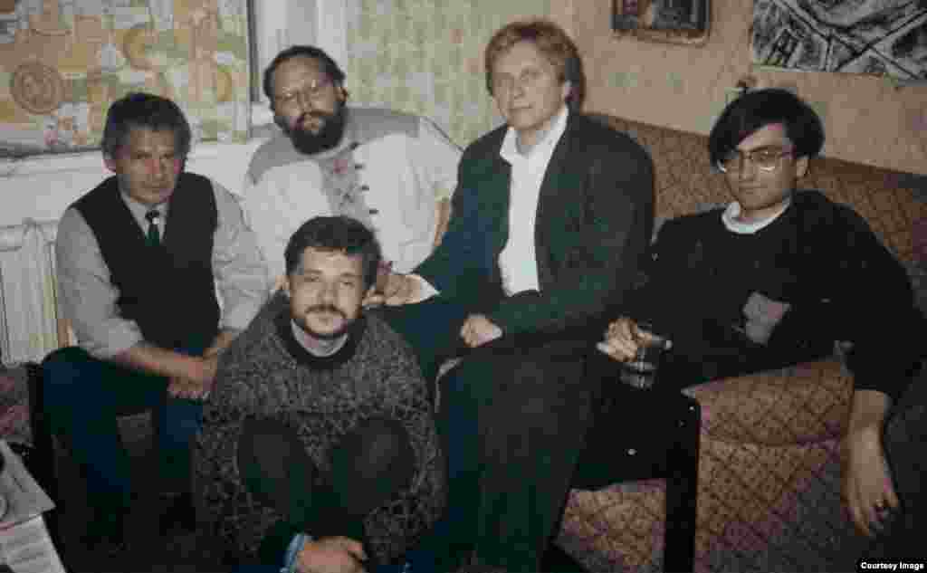 Продюсер Всеволод Рар (второй справа) и первые корреспонденты "Свободы" в СССР: Сандер Сиссь (Эстония), Михаил Бомбин (Латвия), Виктор Резунков (в первом ряду, Петербург), Дмитрий Волчек (Москва). Фото начала 1990-х