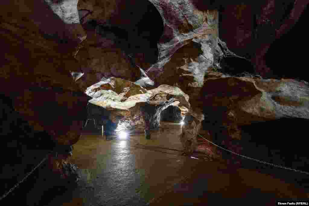 Kanali, galerije i tuneli formirani su od paleozojskog mermera, što pećinu čini jednistvenom.