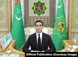 Slika je objavljena 19. januara. Predsjednikov izraz lica je vidno drugačiji. Kalendar na desnoj strani, položaj knjiga u donjem lijevom uglu i zastave u pozadini - sve se malo razlikuje.