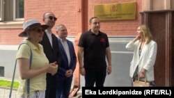 ოპოზიციონერი დეპუტატები (მარცხნიდან: ხათუნა სამნიძე, დავით ხაჯიშვილი, არმაზ ახვლედიანი, გიორგი ვაშაძე და თინა ბოკუჩავა) საკონსტიტუციო სასამართლოსთან