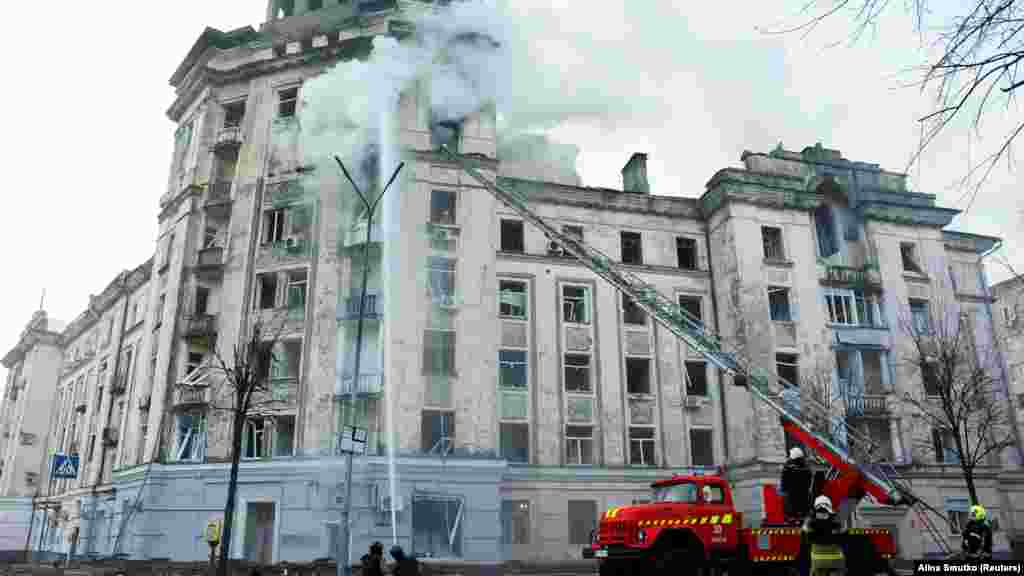 Kamion s ljestvama koristi se za gašenje požara u zgradi u Kijevu. Prvi veliki ruski napad na prijestolnicu posljednjih sedmica bio je usmjeren na grad i balističkim i krstarećim projektilima, prema Serhiyu Popku, čelniku njegove vojne uprave.