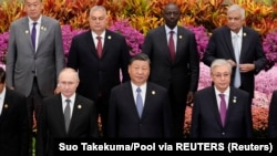 Ruski predsjednik Vladimir Putin, kineski predsjednik Si Đinping, predsjednik Kazahstana Kasim-Žomart Tokajev sa ostalim liderima okupljaju se na grupnoj fotografiji na Trećem forumu Pojasa i puta u Velikoj dvorani naroda u Pekingu, Kina, 18. oktobra 2023. 