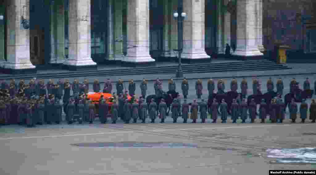 Staljinov lijes prolazi pokraj zgrade američkog veleposlanstva. Vjeruje se da su Manhoffove fotografije jedine neslužbene slike u boji snimljene s pogreba.