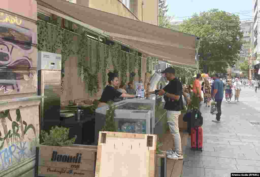 Kupovina sladoleda na sarajevskom vrelom danu. 