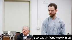 آقای فلودروس در این زمینه میگوید زمانی که مقامات ایران او را دستگیر کردند میدانستند دوستپسر دارد، زیرا تلفن همراه او را بررسی کرده بودند