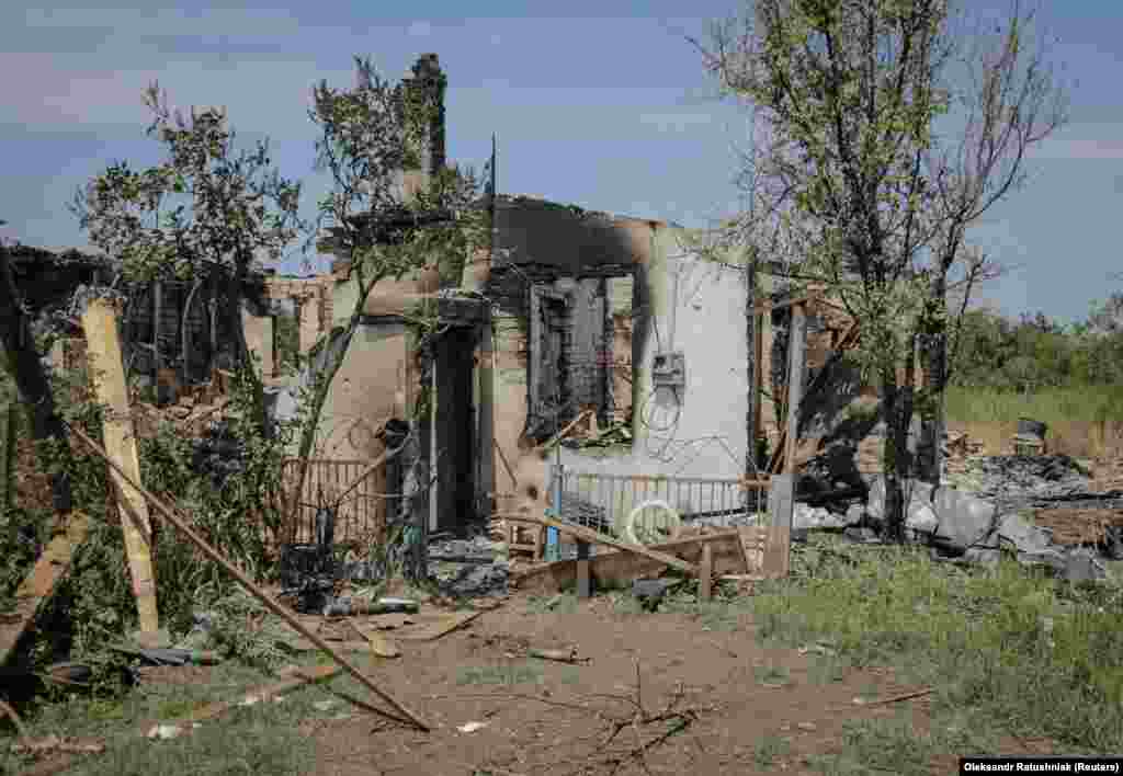 Gotovo svaka kuća u selu, koje je prije invazije imalo nekoliko stotina stanovnika, bila je oštećena.