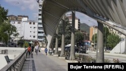 Novi most, preko reke Ibar, razdvaja Južnu Mitrovicu i Severnu Mitrovicu na severu Kosova. 