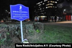 Simboličnu tablu u parku kod Trga Slavija postavili su aktivisti u oktobru 2022. godine.
