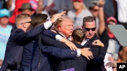 დონალდ ტრამპი შეიარაღებული თავდასხმის შემდეგ სცენიდან გაჰყავთ, 2024 წლის 13 ივლისი